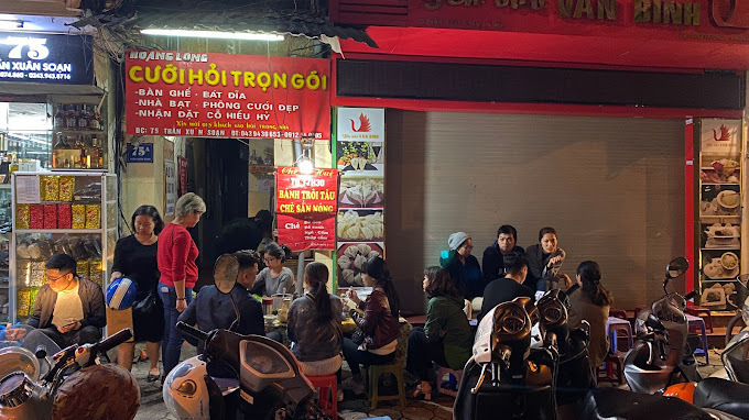 Là một trong những quán xôi chè ngon ở Hà Nội, quán Cô Huệ chỉ bán vỉa hè nhưng luôn tấp nập khách. (Ảnh: Tung Le)