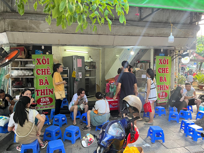 Xôi chè Bà Thìn là một trong những quán xôi chè lâu năm nhất tại Hà Nội. (Ảnh: Mongkon)