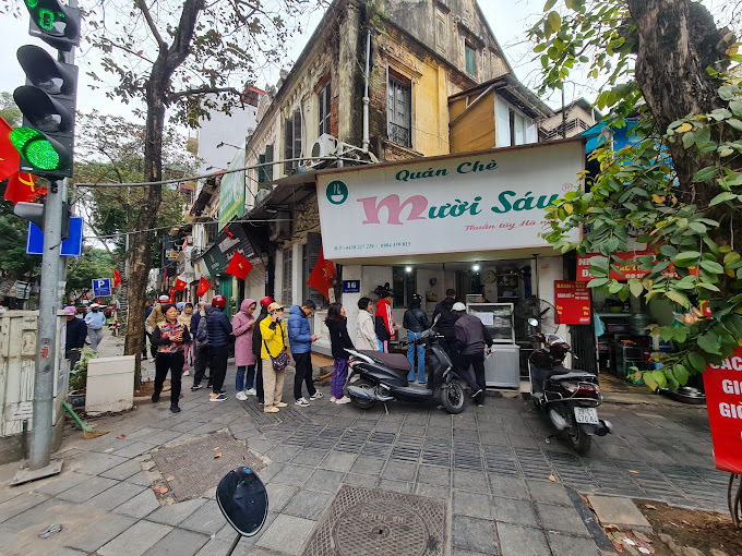 Quán chè 16 đã mở cửa được gần 70 năm tiếp đón rất nhiều thế hệ khách hàng trung thành. (Ảnh: Tu Tranvan)