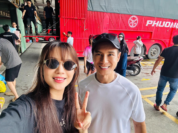 Lý Hải - Minh Hà có nhiều hoạt động thiết thực để giúp bà con vùng bão lũ.