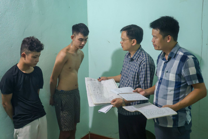 Công an huyện Lạng Giang làm việc với Chính và Tuấn về hành vi mua bán trái phép chất ma túy.