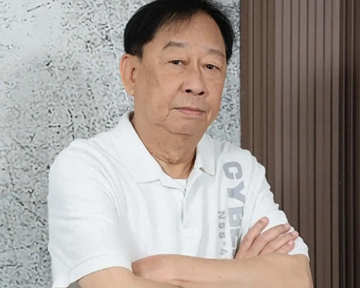 Nam diễn viên đài TVB 74 tuổi vẫn nuôi con trai 34 tuổi.