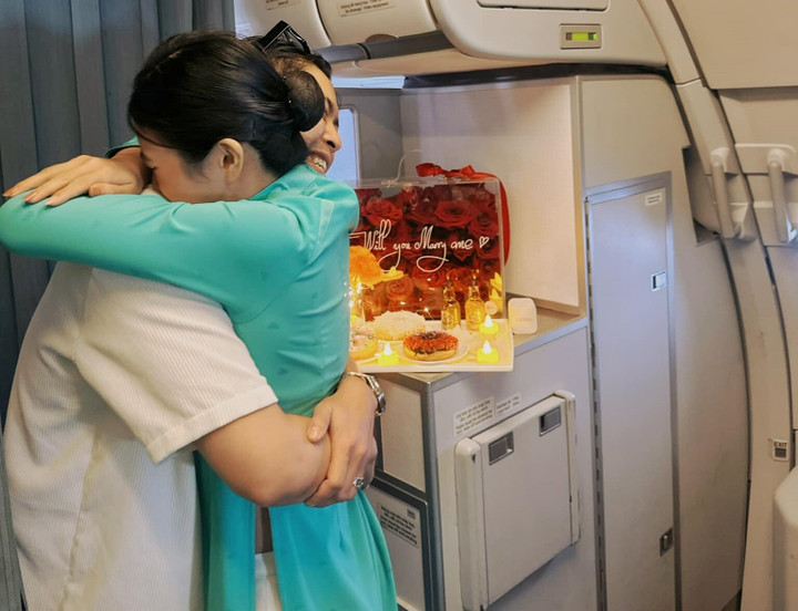 Ánh vô cùng bất ngờ trước màn cầu hôn của bạn trai. (Ảnh: NVCC)