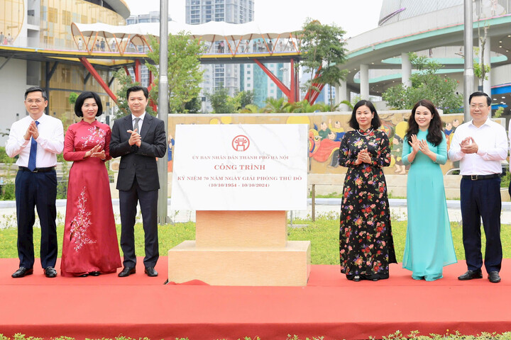 Các lãnh đạo Trung ương, thành phố Hà Nội thực hiện nghi thức gắn biển công trình. (Ảnh: Hanoimoi).