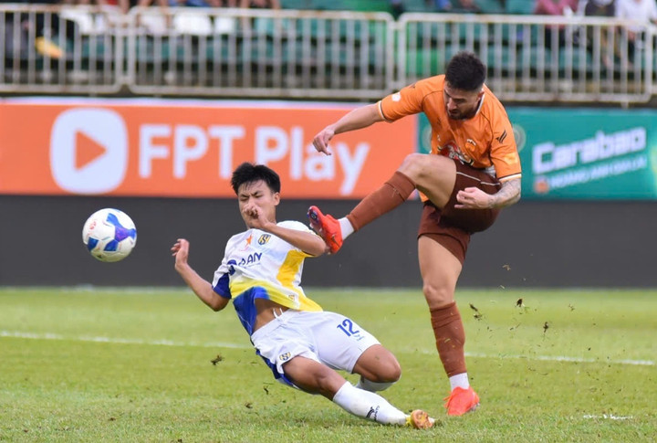 HAGL dẫn trước SLNA.