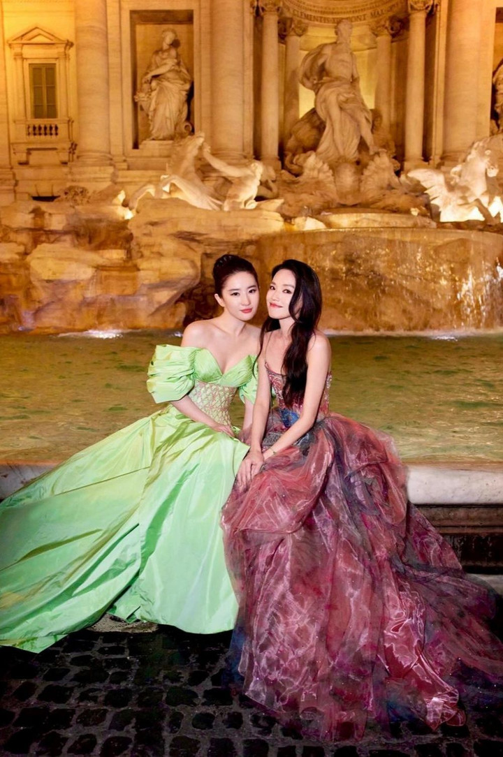 Thư Kỳ (phải) hơn Lưu Diệc Phi 13 tuổi nhưng nhan sắc không hề kém cạnh.