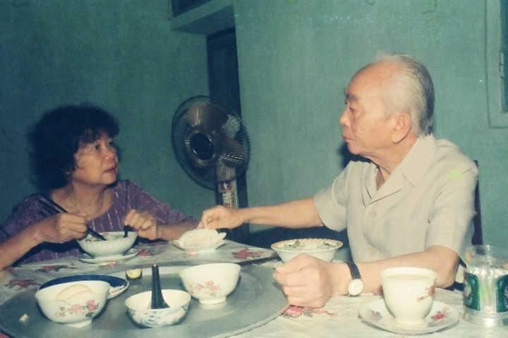 Đại tướng Võ Nguyên Giáp và phu nhân bên mâm cơm giản dị. (Ảnh: Trần Hồng)