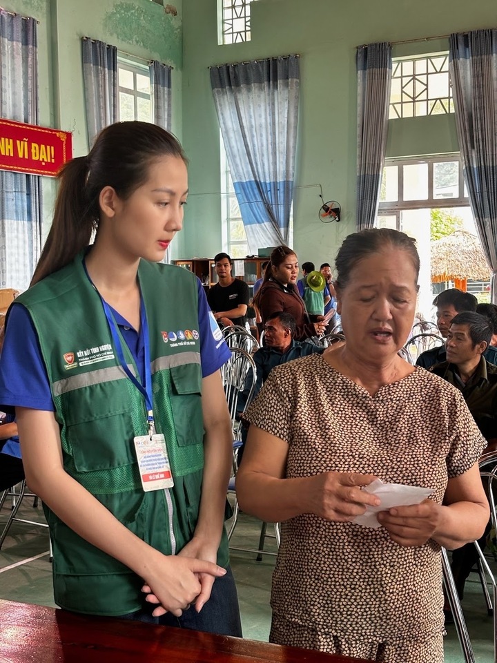 Hoa hậu Quế Anh tới Lào Cai làm thiện nguyện.