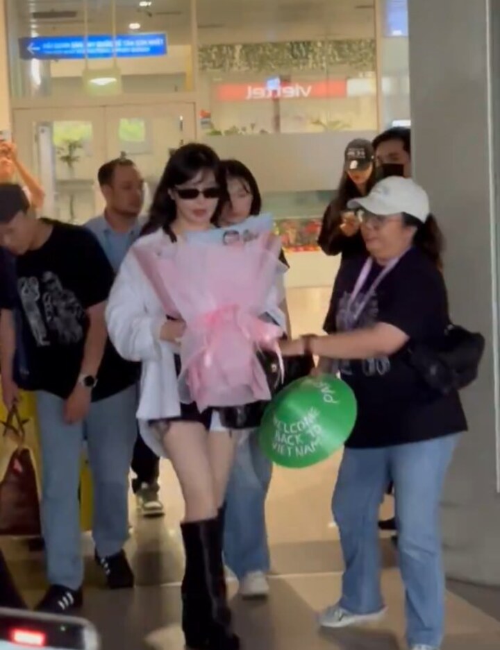 Park Bom (2NE1) đến Việt Nam chuẩn bị cho buổi gặp gỡ người hâm mộ.