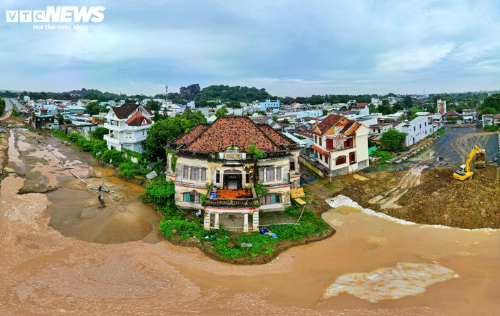 Toàn cảnh biệt thự cổ đứng trước nguy cơ tháo dỡ để thi công dự án đường ven sông Đồng Nai. (Ảnh: Lương Ý)