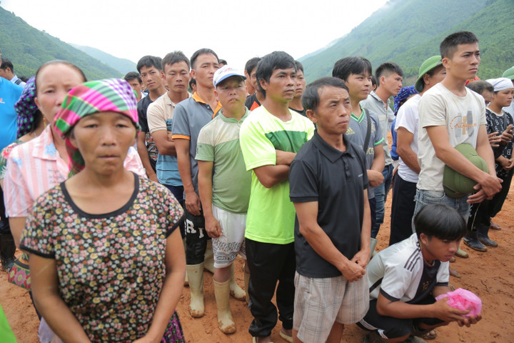 Đông đảo bà con thôn Kho Vàng đến chứng kiến buổi khởi công tái thiết khu dân cư.