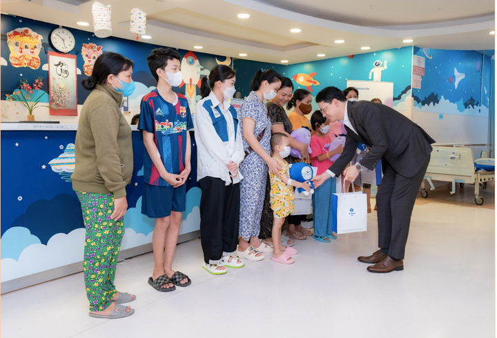 Ông Bae Seung Jun – Tổng Giám đốc Shinhan Life Việt Nam Shinhan Life - Việt Nam trao quà cho các bệnh nhi.
