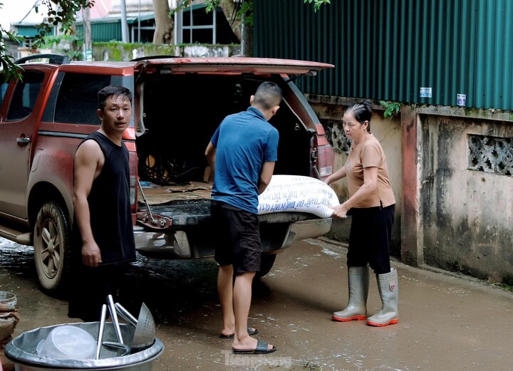 Xe vận chuyển thực phẩm đến quán cơm để chuẩn bị nấu nướng.