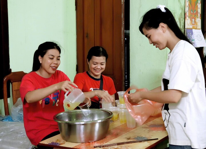 Bếp ăn 0 đồng của vợ chồng thương binh Hùng Nhâm mỗi ngày có 40-60 tình nguyện viên hỗ trợ.