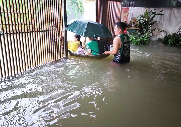 Một nhà dân ở đường Hồ Quý Ly, phường Bến Thủy (TP Vinh) ngập sâu trong biển nước