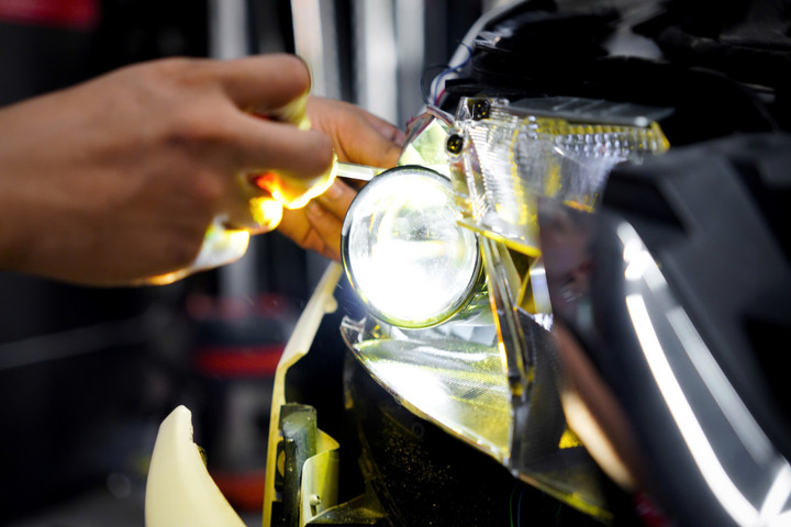 Sự giao thoa nhiệt màu Trắng 6000K - Tâm vàng 4300K cho ra ánh sáng bám đường tuyệt đối, cực mịn, sắc nét và trải đều.