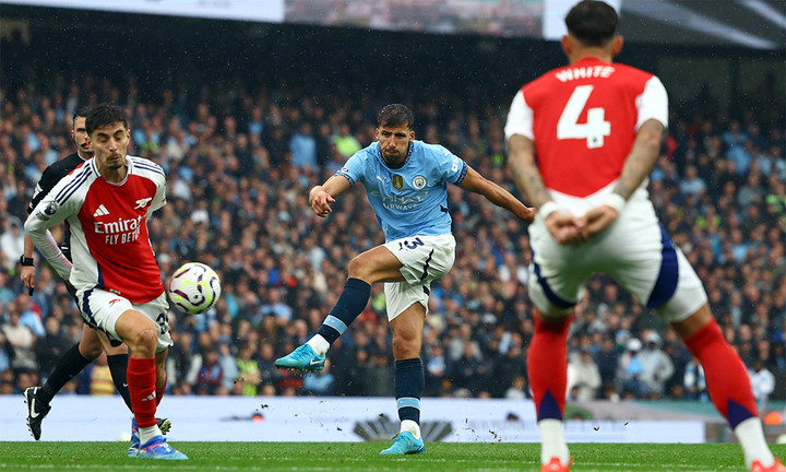 Man City tạo ra sức ép nghẹt thở. (Ảnh: Reuters)