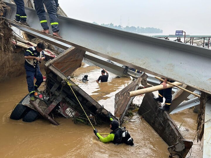 Ngày 15/9, lực lượng chức năng tìm thấy ô tô đầu kéo trong vụ sập cầu Phong Châu.