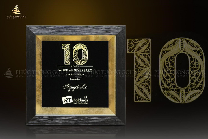 Tập đoàn RT Holding đặt thiết kế tranh mạ vàng 24k tặng cho những nhân viên có thành tích xuất sắc trong công việc nhân dịp kỷ niệm 10 năm thành lập công ty.
