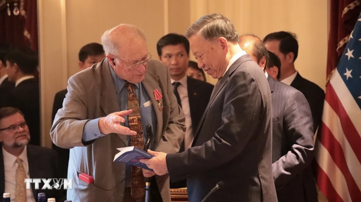 Người bạn Mỹ John McAuliff (trái) tặng Tổng Bí thư, Chủ tịch nước Tô Lâm cuốn sách về Việt Nam. (Ảnh: Thanh Tuấn/TTXVN)