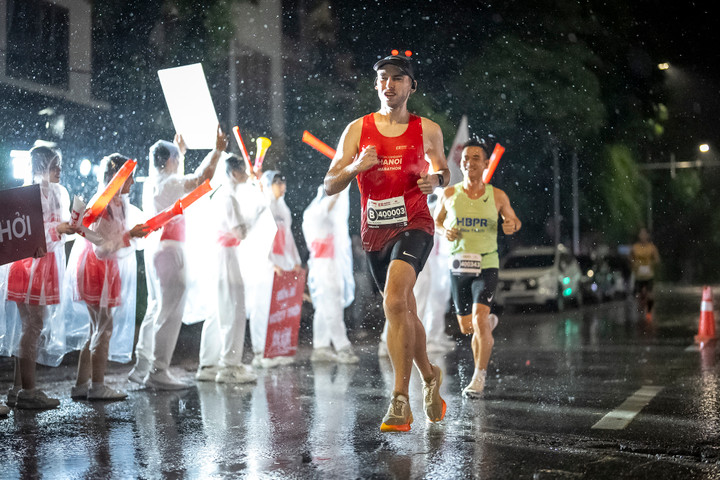 Thách thức thời tiết, khẳng định sự kiên định chinh phục vạch đích của VĐV.