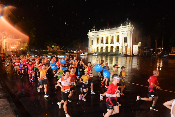 Cung đường trước Nhà Hát Lớn.