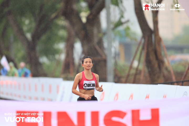 VĐV Nguyễn Thị Oanh vô địch Marathon nữ về đích.
