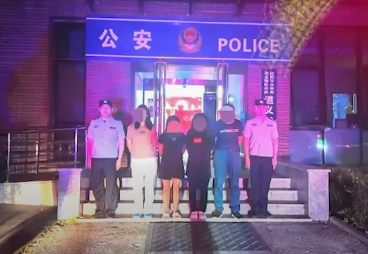 Xiao bị bắt cùng với các thành viên trong nhóm. (Ảnh: YouTube/@EBCstars)