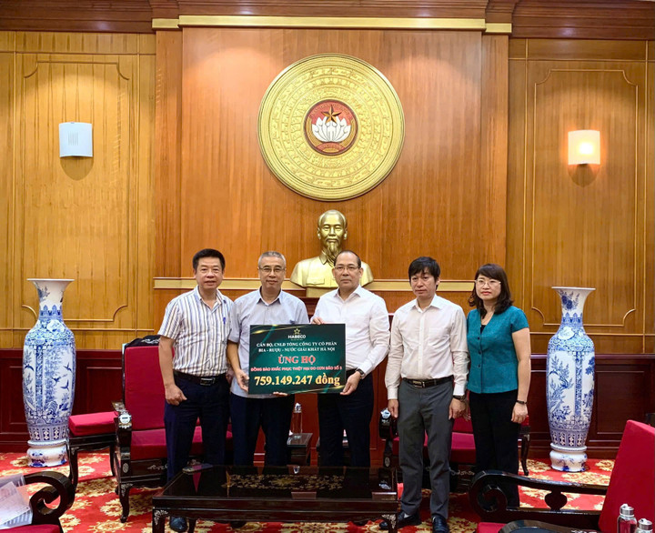 Sáng 24/9, Phó Chủ tịch Ủy ban Trung ương MTTQ Việt Nam Hoàng Công Thủy tiếp nhận ủng hộ của Tổng công ty CP Bia - Rượu - Nước giải khát Hà Nội và một số công ty thành viên, từ Chủ tịch Công đoàn Phạm Việt Dũng (thứ hai bên trái).