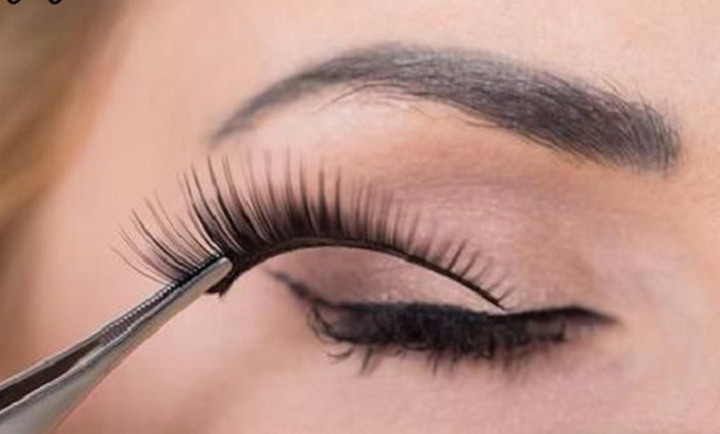 Dùng nhiều keo dán mi trong thời gian dài có thể gây các bệnh lý về mắt.