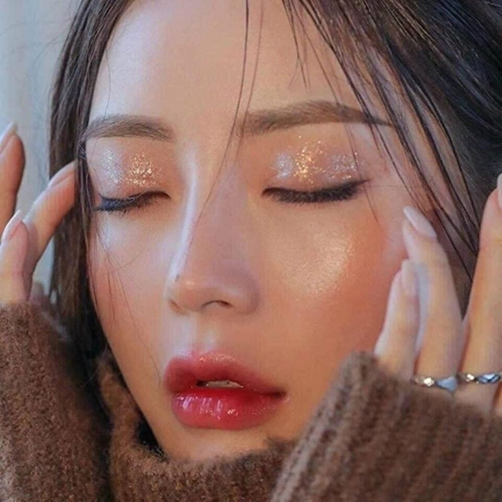 Đánh nhũ vừa phải để làm nổi bật đôi mắt.