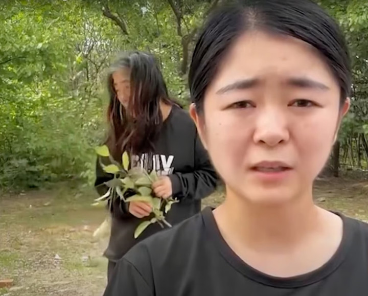 Xiao bịa ra câu chuyện mẹ nuôi bị tâm thần, thu hút hàng triệu người theo dõi trực tuyến. (Ảnh: YouTube/@EBCstars)