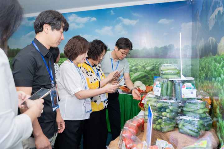 Đại biểu Co.op (Hàn Quốc) tham quan gian hàng trưng bày sản phẩm Saigon Co.op.