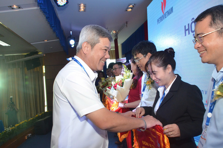 Ông Đỗ Chí Thanh, Phó Tổng Giám đốc Petrovietnam, tặng hoa và cờ cho đại diện các đơn vị tham gia hội thi.