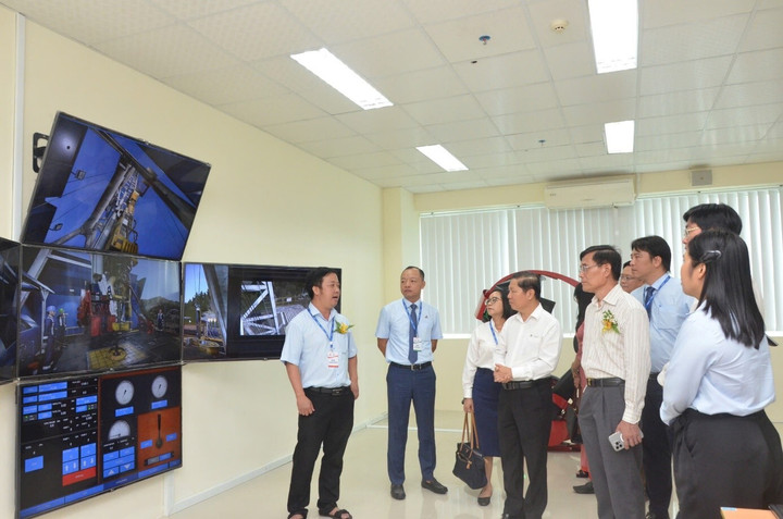 Ban tổ chức Hội thi và các đại biểu tham quan các phòng thi.