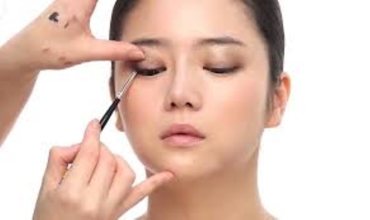 6. Bấm mi và chuốt mascara