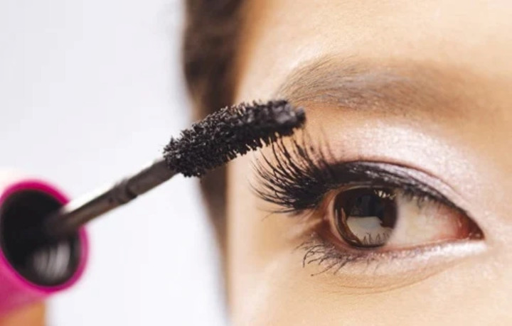 Chồng quá nhiều lớp mascara khiến mắt bị nặng và mất thẩm mỹ.
