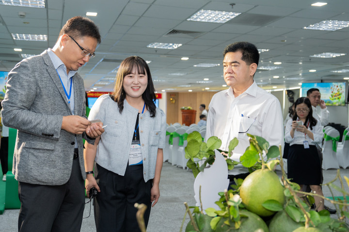 Ông Võ Trần Ngọc - Giám đốc kinh doanh Saigon Co.op - giới thiệu sản phẩm cho đoàn đại biểu tham dự buổi lễ.