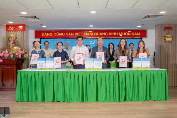 Saigon Co.op ký kết hợp tác với 17 nhà cung cấp tại buổi lễ.