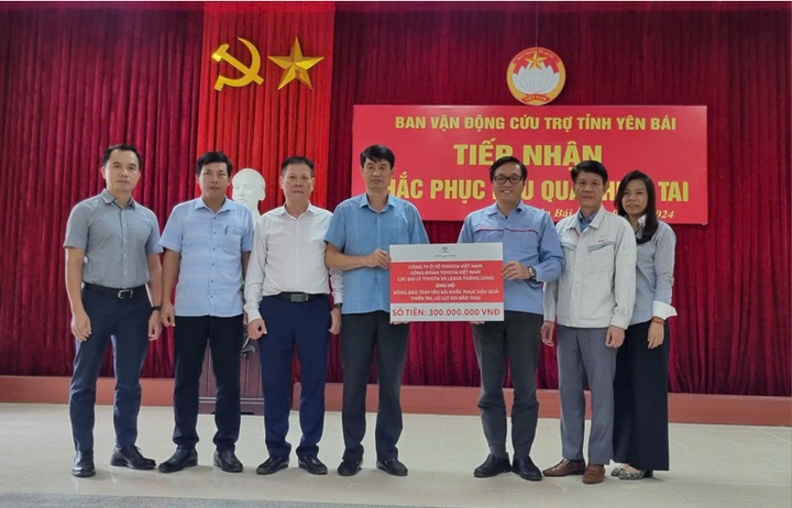 Ủng hộ 300 triệu đồng khắc phục hậu quả lũ lụt tại tỉnh Yên Bái.