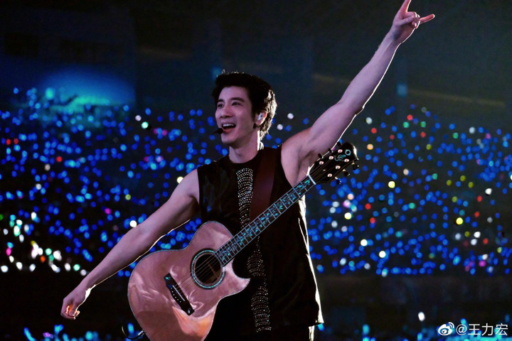 Vương Lực Hoành từng đốn tim người hâm mộ nhờ vẻ ngoài điển trai.