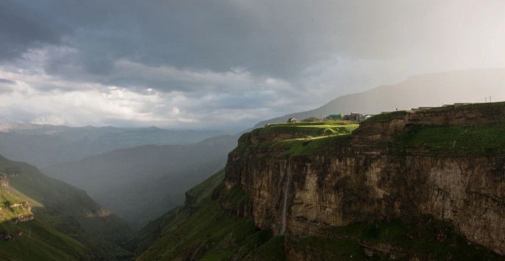 Khung cảnh ở ngôi làng chủ yếu là núi cao và vực sâu. (Ảnh: National Geographic)
