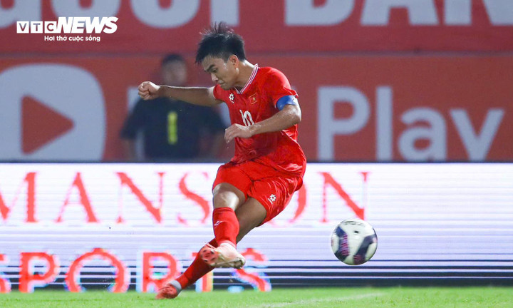 Những pha bóng tạo đột biến của U20 Việt Nam vẫn mang đậm dấu ấn cá nhân của Công Phương, Long Vũ - 2 cầu thủ thi đấu ở V.League. (Ảnh: Kim Chi)