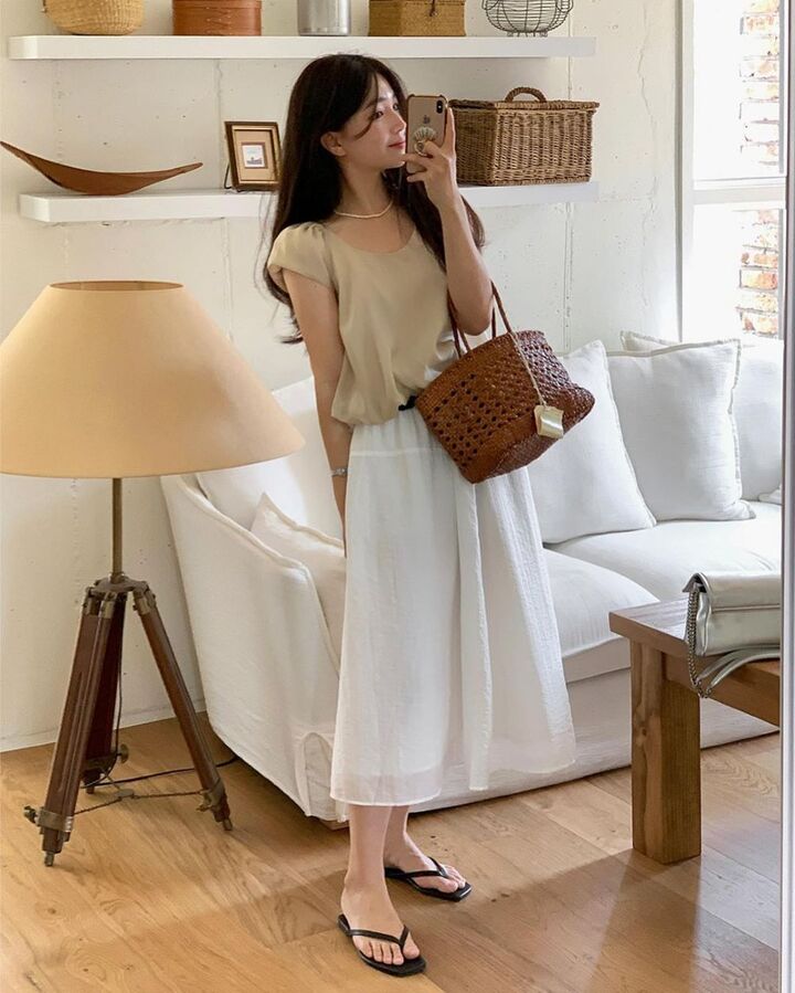 Những ngày mưa bạn có thể thay giày thành dép mà bộ đồ vẫn đẹp.