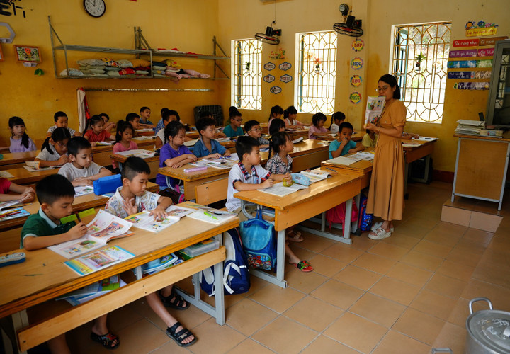 Cơn bão ập đến ngay trong thời điểm năm học mới bắt đầu. Gần 1 tuần sau khi bão lũ đi qua, cô trò Trường Tiểu học Kim Đồng (phường Minh Tân, TP Yên Bái, tỉnh Yên Bái) mới có thể trở lại lớp học.