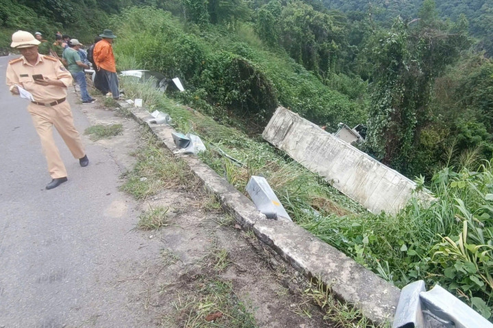 Hiện trường xe container lao xuống vực.