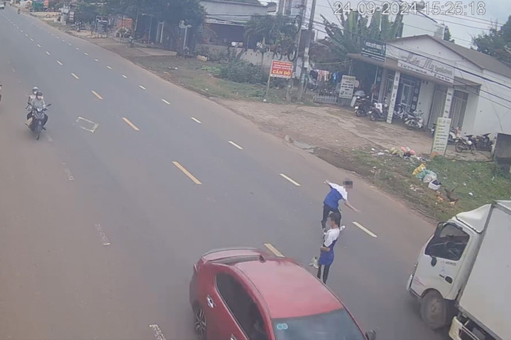 Nam sinh băng qua đường bị xe tải tông tử vong.