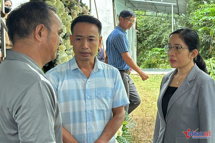 Bà Lê Thị Thanh Xuân - Giám đốc Sở GD-ĐT Đắk Lắk thăm hỏi gia đình nạn nhân.