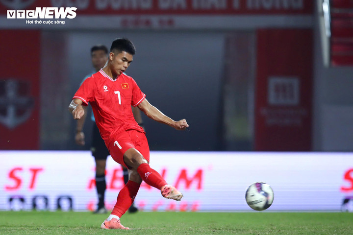 Lê Phát và đồng đội phối hợp hỏng nhiều vì những đường chuyền sai. (Ảnh: Kim Chi)