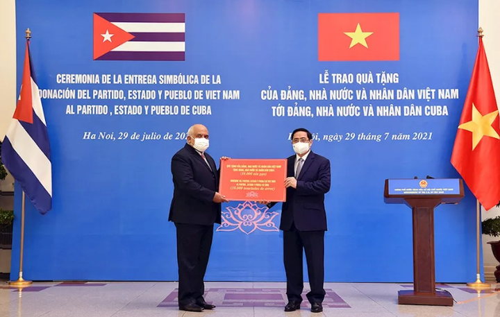 Thủ tướng Phạm Minh Chính trao tượng trưng 10.000 tấn gạo của Đảng, Nhà nước và nhân dân Việt Nam tặng Cuba ngày 29/7/2021 (Ảnh: TTXVN)